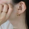 ファッションピアスカーブひねり重厚感シンメトリーニッケルフリー18kコーティングセグメントリング
