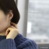 ピアスシンプルフック変形ひねり18Kロジウムコーティングスタッド