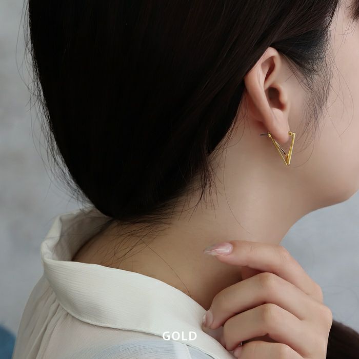 ピアス三角トライアングルモードシックスタイリッシュ金アレスタッドアクセサリー