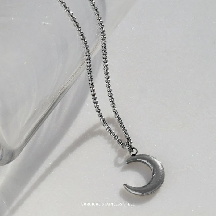 ネックレスペンダント月ムーンかわいいキレイ上品おしゃれぷっくり渋めサージカルステンレスあずきチェーンアクセサリー金属アレルギー対応つけっぱなし凛通販