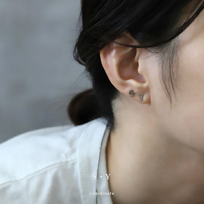ステンレスピアス アルファベット イニシャル イングリッシュ 英字 文字 かわいい クール スタッドピアス アクセサリー