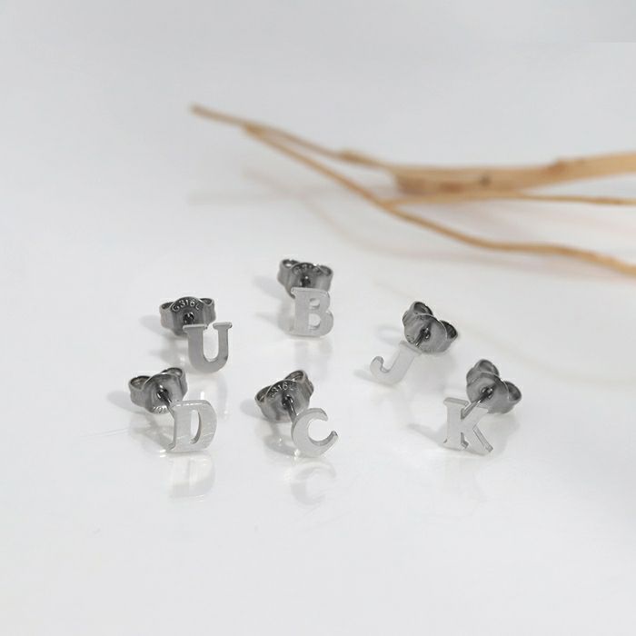 ステンレスピアス アルファベット イニシャル イングリッシュ 英字 文字 かわいい クール スタッドピアス アクセサリー