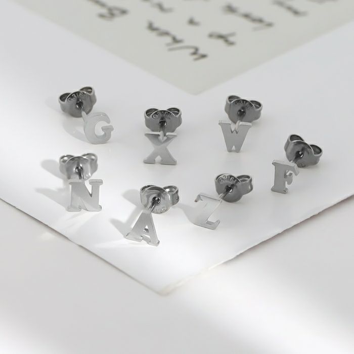 ステンレスピアス アルファベット イニシャル イングリッシュ 英字 文字 かわいい クール スタッドピアス アクセサリー